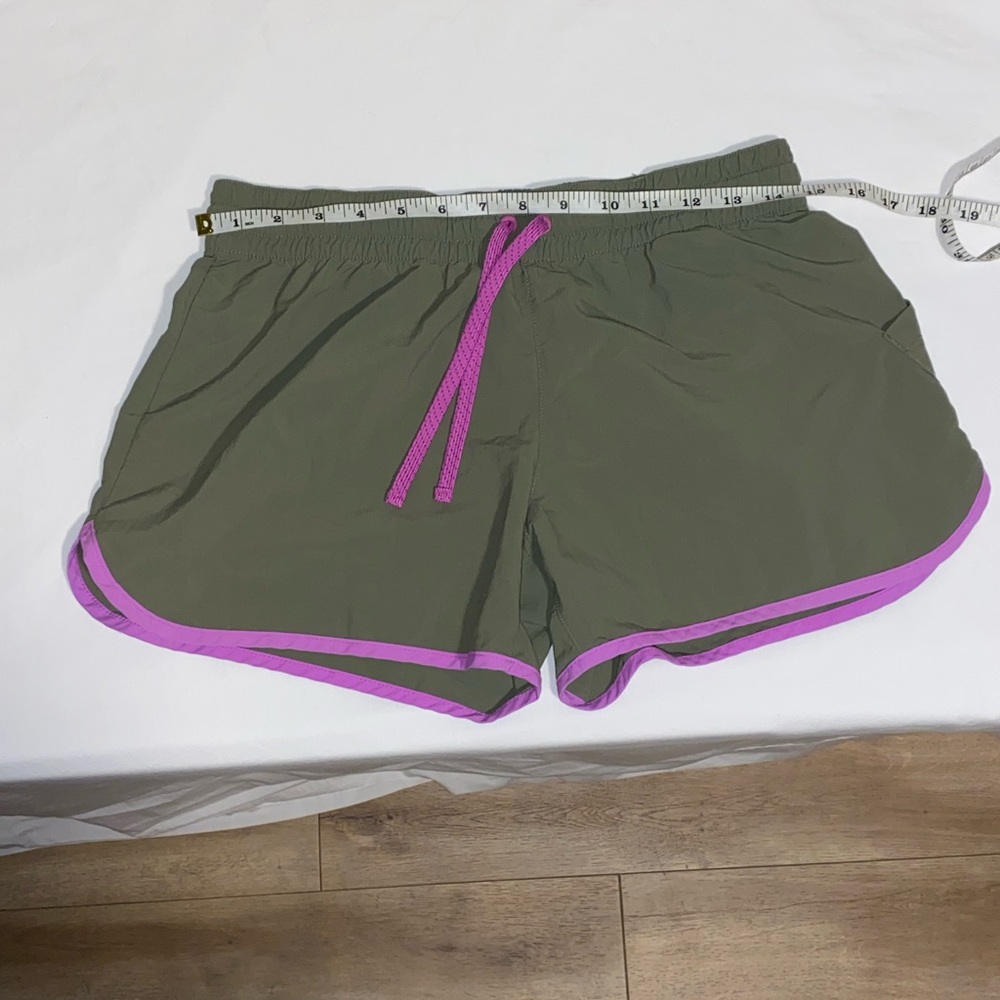 Columbia Green and Pink Athletic Shorts Lightweight Fit